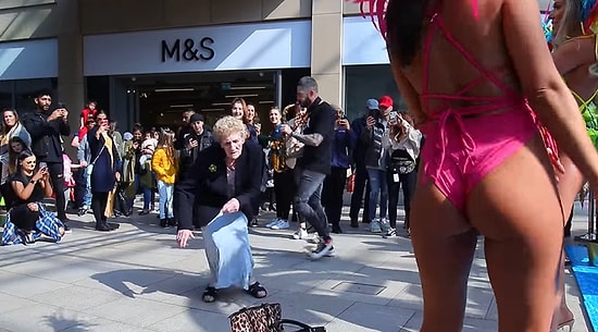 Müziğin Ritmine Kendini Kaptırarak Sokak Ortasında Kurtlarını Döken Yaşlı Kadın