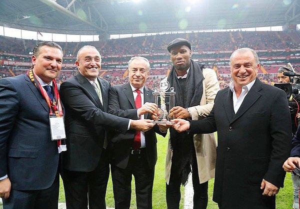Maçtan önce Didier Drogba'ya Galatasaray'a hizmetlerinden dolayı teşekkür plaketi verildi.