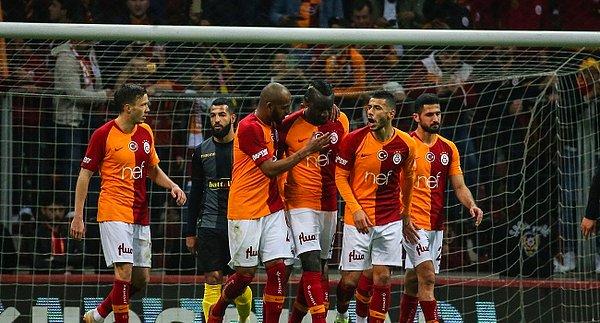 İkinci yarıya da hızlı başlayan Galatasaray, 49.dakikada Emre Akbaba'nın vurduğu kafa topunda Diagne'ye çarpıp kaleye giren pozisyonla üstünlüğünü 2-0'a taşıdı.