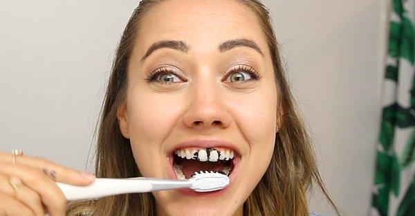 12. Dişlerinizi aktif karbon veya hindistan cevizi yağı ile fırçalayın.