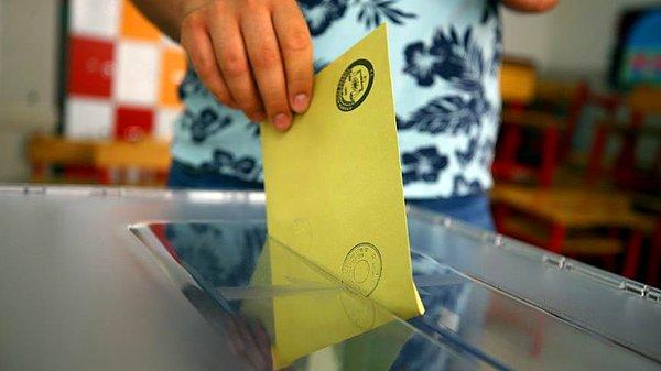 “Metropoll'ün bu ay yaptığı bir ankete göre seçmenlerin yüzde 42.6’sı Kılıçdaroğlu'na, yüzde 41.1’i Erdoğan'a oy vermeyi planlarken; geri kalanlar daha az oy alan adaylar arasında dağılıyor. Hiçbir aday yüzde 50'den fazla oy alamazsa, ilk iki sıradaki adaylar ikinci tura kalacak.”