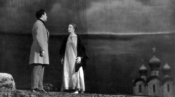 12. Замужняя женщина влюбилась в мужчину, который уверял ее в сильных чувствах, но в итоге из-за наследства уехал в Сибирь. Главная героиня же утопилась.