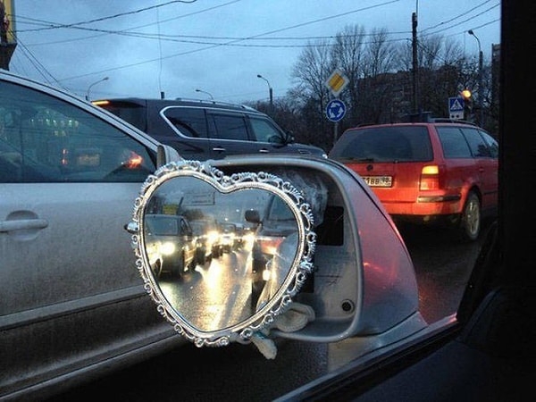 23. «Свет мой зеркальце, скажи, там пробка скоро рассосется?»