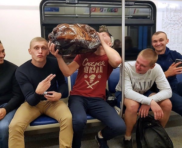 10. Когда едете с братюнями на тусовку и начали «разогреваться» уже в метро