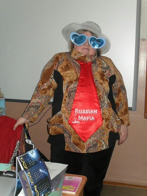 12. Суровая и жестокая русская мафия. Закормит борщом до смерти, засыплет котлетами по самые уши, запытает пюрешками и пирожками