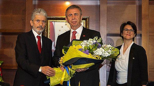 Mansur Yavaş, mazbatasını aldıktan sonra Ankara Büyükşehir Belediyesi'ndeki devir teslim törenine katıldı