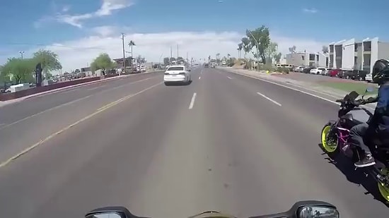 Yolun Ortasında Kalan Yaşlı Kadının Karşıya Geçebilmesi İçin Eskortluk Yapan Motosikletliler