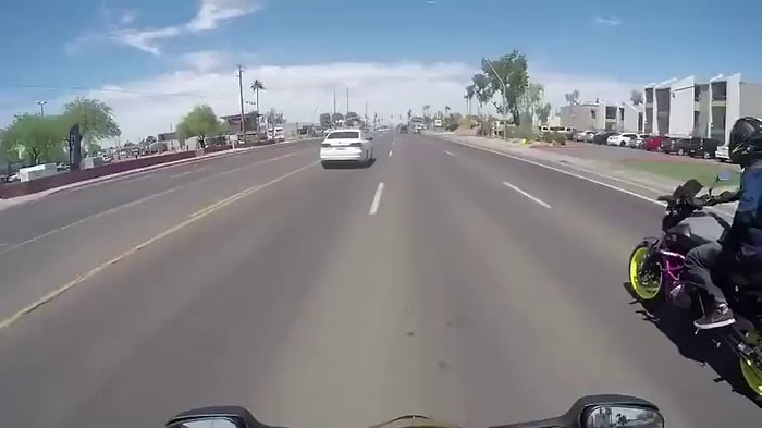 Yolun Ortasında Kalan Yaşlı Kadının Karşıya Geçebilmesi İçin Eskortluk Yapan Motosikletliler