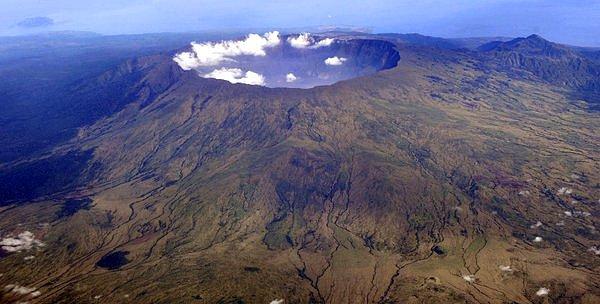 1815 - Endonezya'da Sumbawa adasında Tambora volkanik dağı püskürdü.