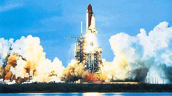 1981 - İlk uzay mekiği Columbia fırlatıldı.
