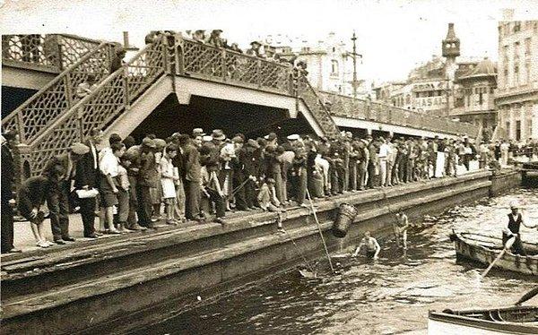 1912 - Bir Alman şirketine 1910'da ısmarlanan Galata Köprüsü hizmete girdi.