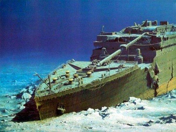 1912 - Dönemin en büyük yolcu gemisi RMS Titanic, gece yarısından önce 23:40 sularında bir buz dağı ile çarpıştı ve batmaya başladı.