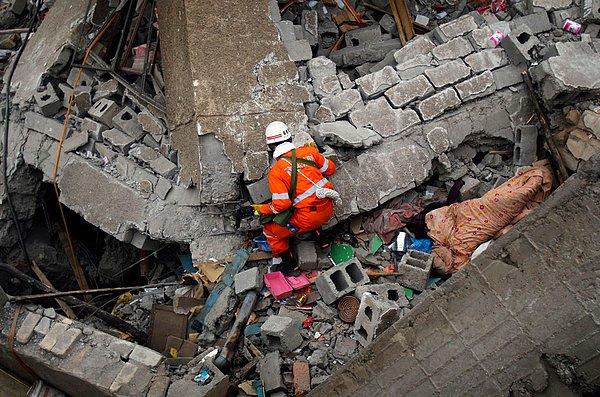 2010 - Çin'in Çinghay eyaletinde, 7.1 büyüklüğünde deprem meydana geldi.