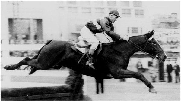 14. 1923'te bir jokey, yarış sırasında kalp krizi geçirerek ölmüştür, fakat atı devam edip yarışı kazanmıştır. Bu da jokeyi öldükten sonra yarış kazanan ilk ve tek jokey yapmıştır.