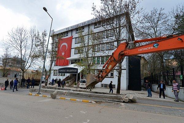 Şeffaf belediyecilik anlayışını benimseyen Maçoğlu, belediyenin etrafından korkulukları kaldırıp, duvarları yıktı.
