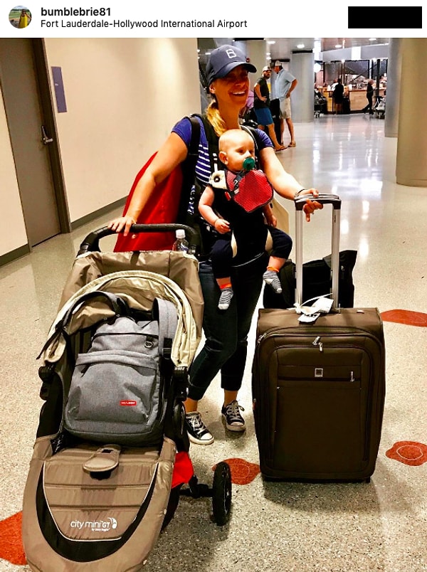 9. Мама, взвалившая на себя чемодан, коляску, несколько ручных сумок и ребенка!