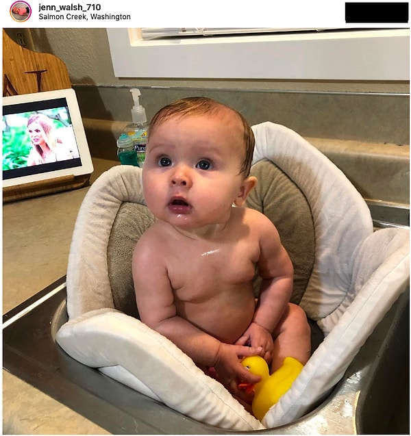 15. А эта мама не пропускает свой сериал даже во время купания малыша.