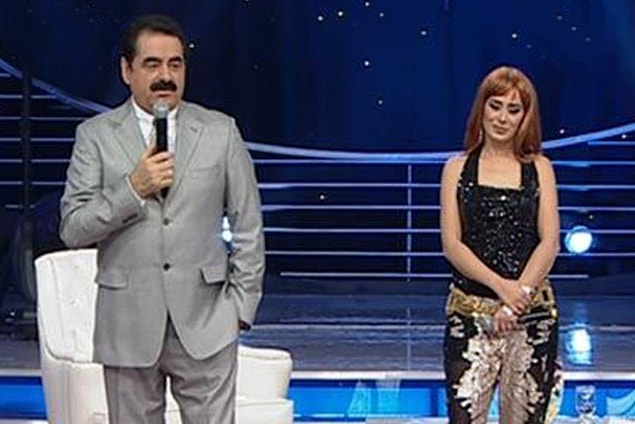 İbrahim Tatlıses hem ev sahibi olmanın, hem de kendisinde herkesin bildiği "yüksek özgüveni" ile programı yönlendiriyordu. Ve bu hamleler, Yıldız Tilbe'nin şarkılarını keserek kendince şaka yapmalara yönelmişti. Yıldız Tilbe'nin "Kandıramazsın Beni" şarkısını kestikten sonra ise olanlar olacaktı artık...