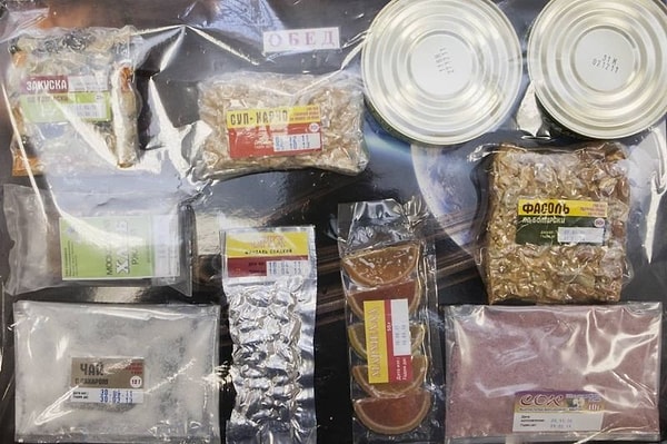 2. Космонавты едят не менее 4-х раз в день, а промежутки между приёмами пищи должны составлять 5 часов.