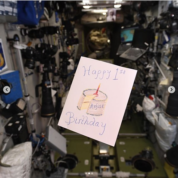 11. А ещё космонавты умеют отмечать дни рождения 🎂