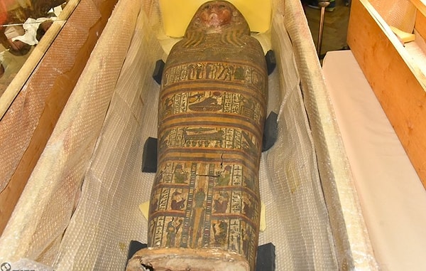 8. Чтобы в загробной жизни фараон ни в чем не нуждался, в саркофаг вместе с мумией клали…