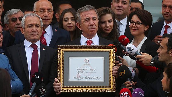 Ve aslında arkasında büyük bir hüzün olan bu fotoğraf beş yıl sonra bir gerçeğe dönüştü, Mansur Yavaş mazbatasını alarak resmen Ankara Büyükşehir Belediye Başkanı oldu.