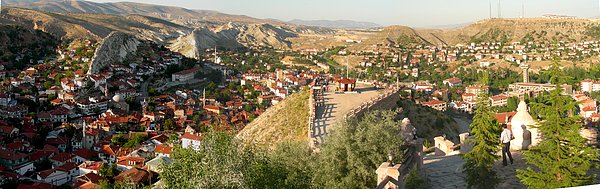 Atıl durumda olan İnözü Vadisi'ni bir cazibe merkezi haline getirdi ve burada arazisi olan vatandaşları teşvik ederek yeme-içme mekanları açılmasını sağladı.