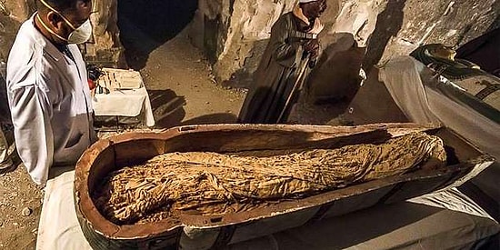 Tarihe Tanıklık Ettik: Mısır'da Bir Rahibe Ait Dört Bin Yıllık Lahit Bir İlke İmza Atılarak Canlı Yayında Açıldı!