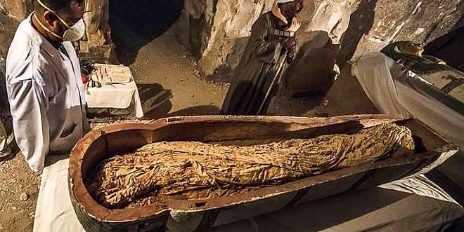 Tarihe Tanıklık Ettik: Mısır'da Bir Rahibe Ait Dört Bin Yıllık Lahit Bir İlke İmza Atılarak Canlı Yayında Açıldı!