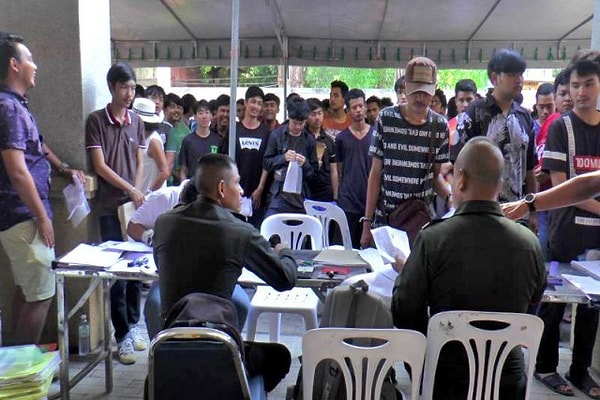 Все мужчины страны, достигшие 21 года, должны явиться в призывные центры.