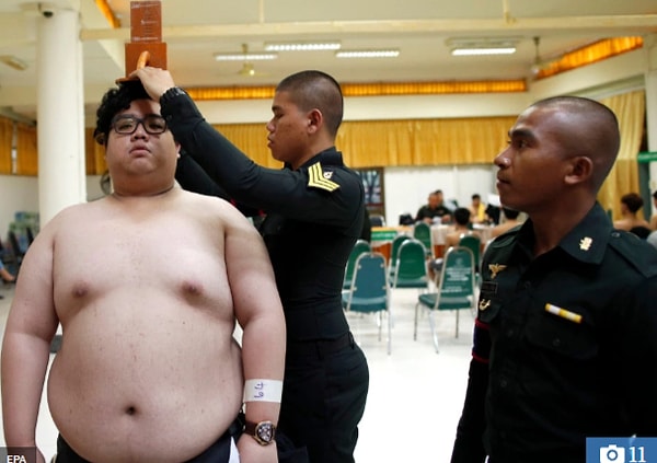 На призывном пункте всех обязывают раздеться до нижнего белья для медицинского осмотра. Ну, тут все как у нас.