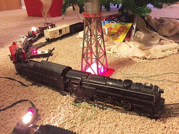 8. "Dedem bu Lionel treni 1952'de almış ve ben, Noel zamanı gelince bununla oynayan üçüncü jenerasyonum."