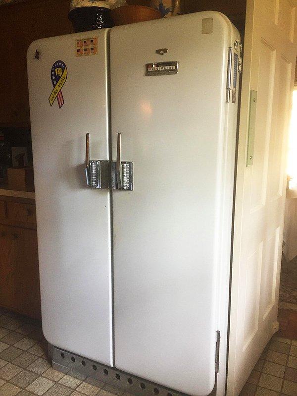 11. "Büyükannemin evinde bu İkinci Dünya Savaşı'ndan kalma Frigidaire marka buzdolabı duruyor ve hiç teklemeden çalışmaya devam ediyor."