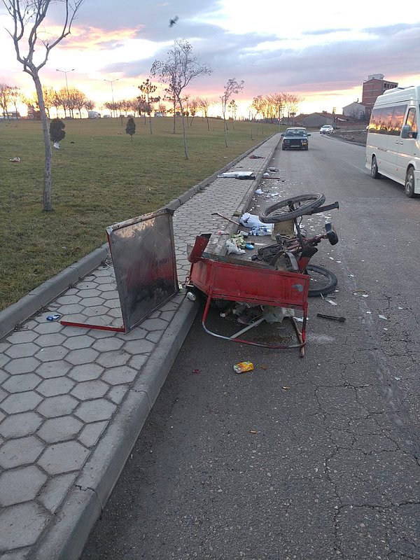 Olay mahallinden görüntüler de paylaştı.