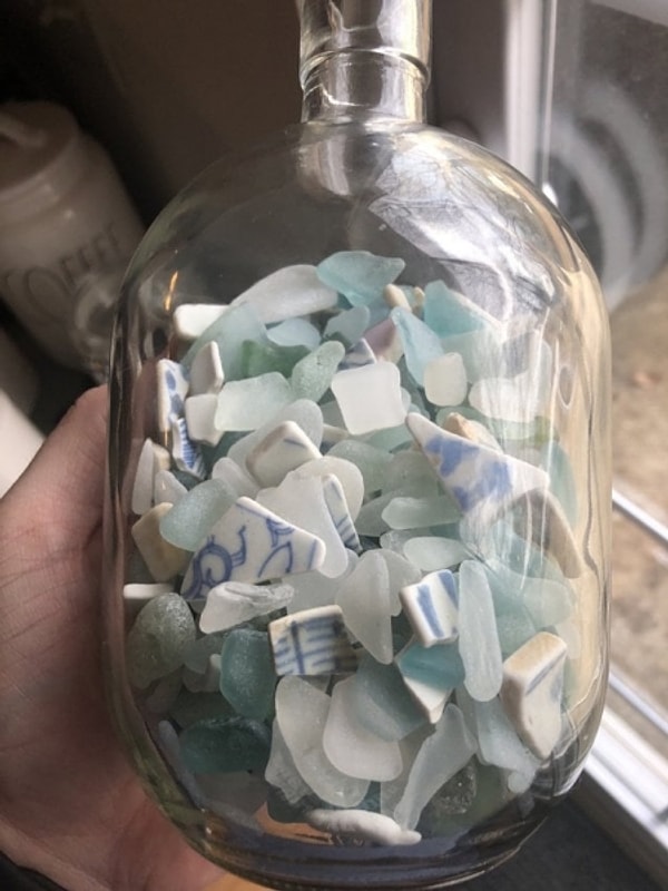 12. А эта бутылка с фарфоровыми осколками была найдена на пляже в Японии