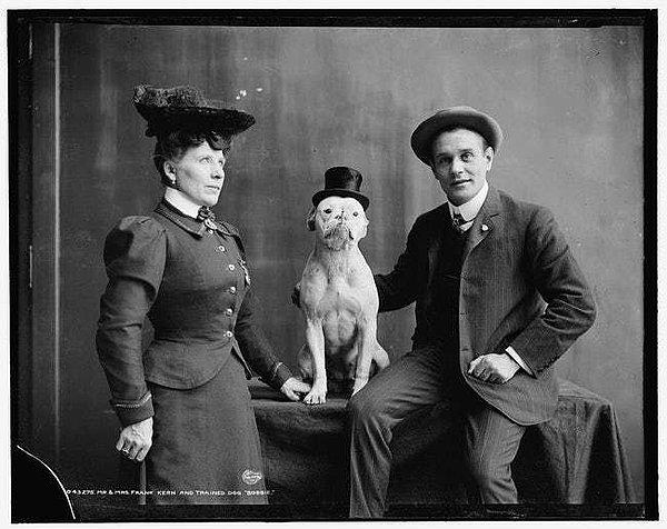 7. Hayvan haklarına son derece saygılı ve köpeklerini tıpkı bir evlat gibi bağrına basan romantik bir çift, 1900'ler.