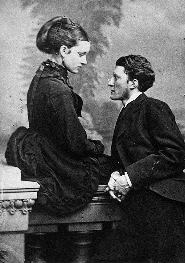 8. Ciddiyetle birbirlerini süzen bir çift, 1860.