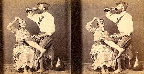 10. Bir yandan ellerindeki İtalyan yemeğinin tadını çıkarırken diğer yandan fotoğraf için poz vermekten geri durmayan çift, 1870'ler.