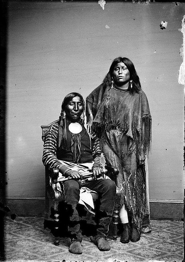 12. ABD hakimiyeti altına girmemek için en çok mücadele vermiş kabilelerden biri olan Kiowa'dan Yalnız Kurt ve Etla çifti, 1860'lar.