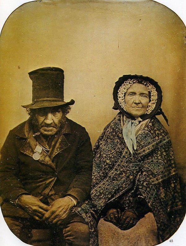 11. Yılların verdiği yorgunluğa rağmen hala yan yana durmakta olan tonton bir çift, 1860'lar.