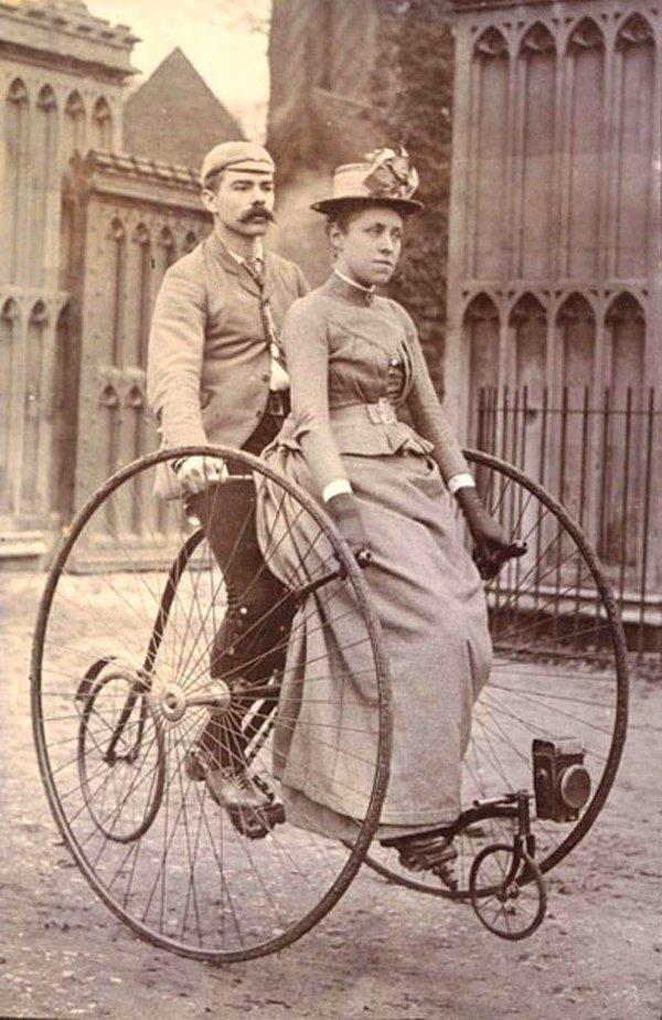 13. Tandem bisikletleriyle şehir turuna çıkan bir çift, 1890'lar.