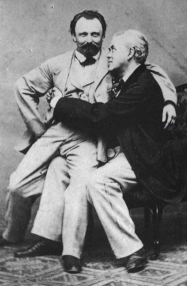 15. 1900'lü yıllara ait bu fotoğraftaki eğlenceli çiftin birbirlerine bakışları ise içten içe "Nasip olur mu böylesi?" diye düşündürüyor.