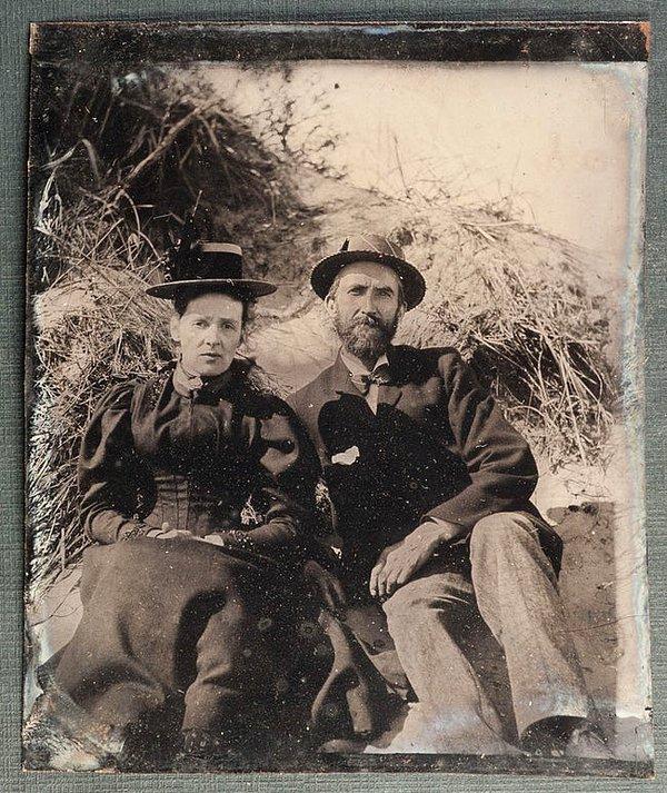 17. Bu fotoğraf, teneke veya demir tabakaya çekilen bir fotoğraf. Saadet dolu bu karedeki çiftimiz, 1890'lardan güneşli bir günün tadını çıkarmakla meşgul...