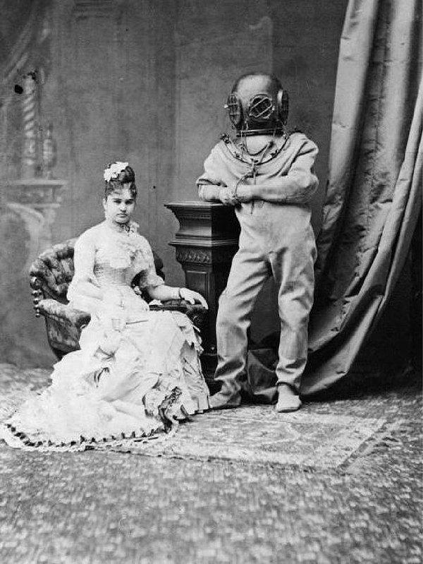 19. Verdikleri klasik poza rağmen ilginç kostümleriyle çağın ötesini yakalamayı başarmış bir çift, 1880'ler.