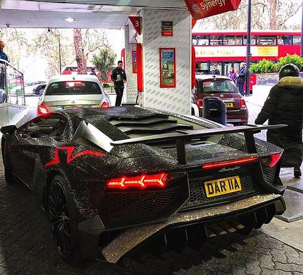 Londra'da bulunan Cars in Cloaks şirketiyle anlaşan Daria'nın Lamborghini Aventador aracını kaplatmak için 2 milyon Swarovski taş kullanılıyor.