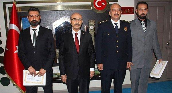 Adana Valisi Mahmut Demirtaş iki polisin canları pahasına uyuşturucu tacirlerine geçit vermemesine kayıtsız kalmayarak iki polise başarı belgesi vererek ödüllendirdi.