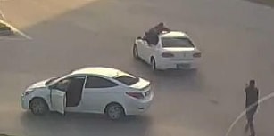 Torbacıların Aracının Üstüne Atlayarak ve Lastiklerine Ateş Ederek Etkisiz Hale Getiren Polislere Başarı Belgesi!