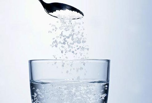 4. Если в водный солевой раствор добавить ещё немного воды, какое свойство раствора не изменится?