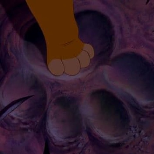 6. В следующей сцене создатели картины повторяют метафорический момент, в котором Симба случайно наступает на след своего отца