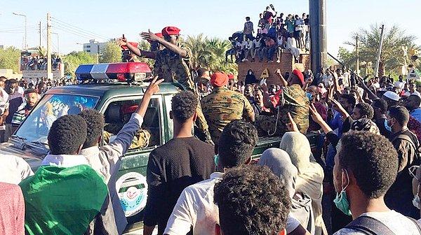 Görgü tanıkları, ordunun başkent Hartum'daki devlet başkanlığı binasını da kuşattığını ifade etti.